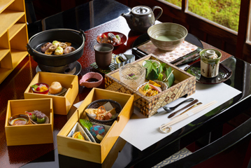 旧御用邸菊華荘「時の抽き出し千代箱　四季彩アフタヌーンティー」